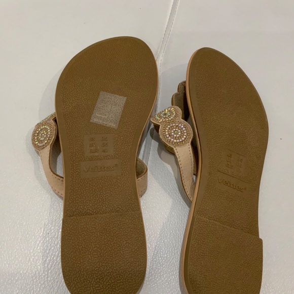 Women’s flat of Veittes sandals,‎ featuring a decorative embellishment of stone. - Picture 5 of 7